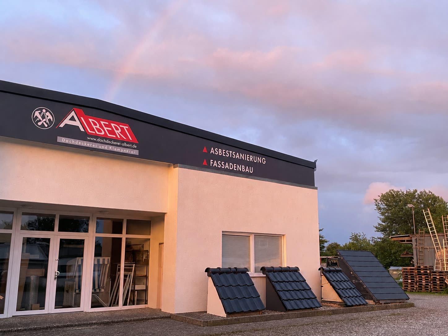 Firmensitz der Dachdeckerei Albert in Flensburg in der Abenddämmerung